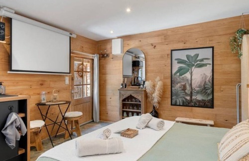 Toulon Cama Y Desayuno | Samadhi, gîte with garden, air conditioning, jacuzzi, private parking, pets welcome