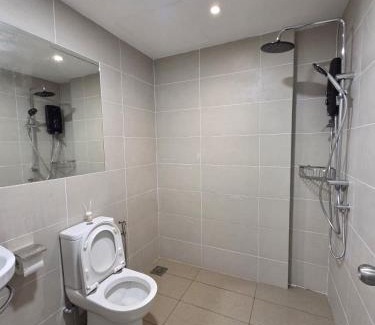 Kota Samarahan Apartamento | Samarahan-Family Fun Retreat with Indoor Slide