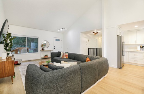 Inglewood Casa | Sammamish Modern Family & Pet Friendly Home