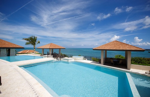 Providenciales Casa | Samsara TCI, Vacaciones de lujo frente a la playa; ¡solo agrega familiares y amigos!