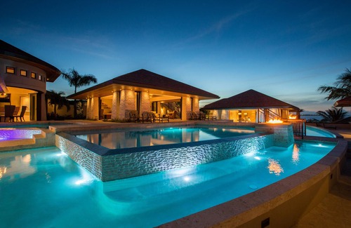 Providenciales Casa | Samsara TCI, Vacaciones de lujo frente a la playa; ¡solo agrega familiares y amigos!