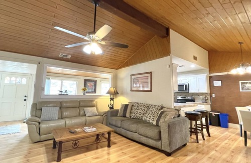 San Antonio Casa | San Antonio Getaway near Sea World and Fiesta Texas