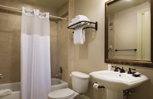 Downtown San Antonio Complejo | San Antonio, TX: 2BR w / Tina de hidromasaje, WIFI gratuito, piscina Resort, 0. 5 Mi. caminata por el rio