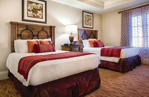 Downtown San Antonio Complejo | San Antonio, TX: 2BR w / Tina de hidromasaje, WIFI gratuito, piscina Resort, 0. 5 Mi. caminata por el rio