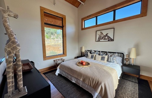 Uptown Cabina | San Antonio Zoo - Spekboom Giraffe Lodge
