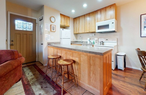 Mammoth Lakes Condominio | San Sierra 10 Updated Condo, with Complex Jacuzzi, Short Walk to The Village by RedAwning