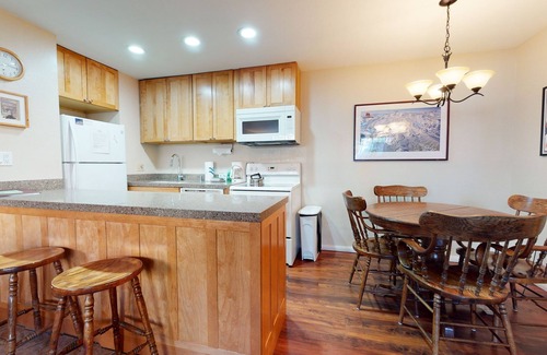Mammoth Lakes Condominio | San Sierra 10 Updated Condo, with Complex Jacuzzi, Short Walk to The Village by RedAwning