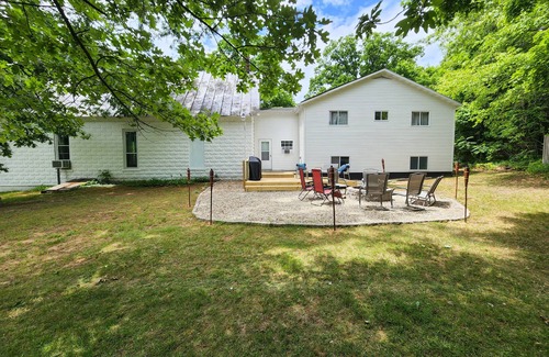 Riverside Casa | Sanctuary by the Shore, Unique Stay With Hot Tub by Lake MI