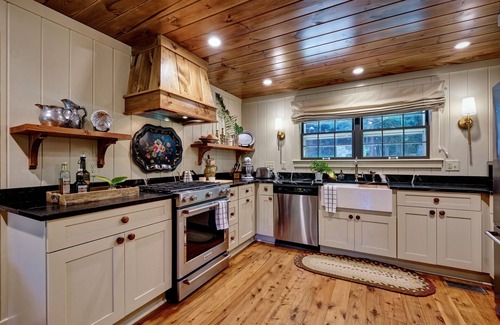 Lake Sequoyah Casa | Sanctuary Cottage - Historic Highlands Charm w/ Screen Porch, Firepit out Front