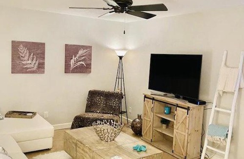 Naples Park Casa | Sanctuary Home Naples-Private Pool and Lanai!