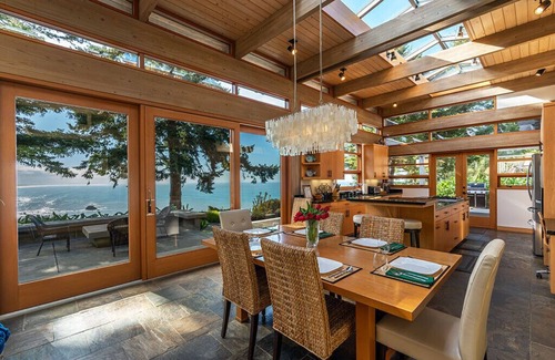 Trinidad Casa | North Coast Sanctuary ~ Casa personalizada con vistas al mar, terrazas, terrazas y jacuzzi