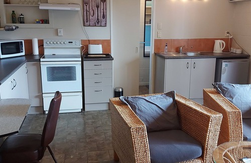 Tauranga Apartamento | Sanctuary in your 2 bedroom unit. Safe parking directly outside. Pool & cabana.