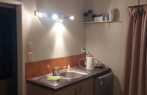 Tauranga Apartamento | Sanctuary in your 2 bedroom unit. Safe parking directly outside. Pool & cabana.