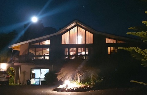 Tauranga Apartamento | Sanctuary in your 2 bedroom unit. Safe parking directly outside. Pool & cabana.