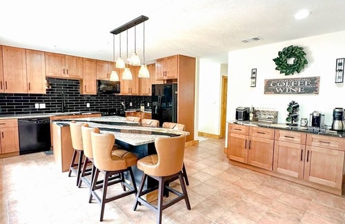 Uvalde County Casa | Sanctuary on the Frio River Frontage 5 bedrooms, 3.5 baths, Hot Tub,& Fireplaces
