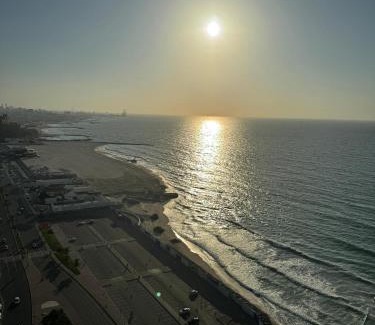 Rumailah Apartamento | sand and beach haven at Ajman Corniche!