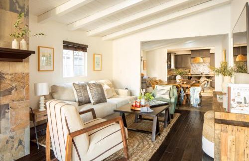 Balboa Peninsula Casa | Sand Castle by AvantStay Beach House on Balboa Peninsula w Patio Hot Tub