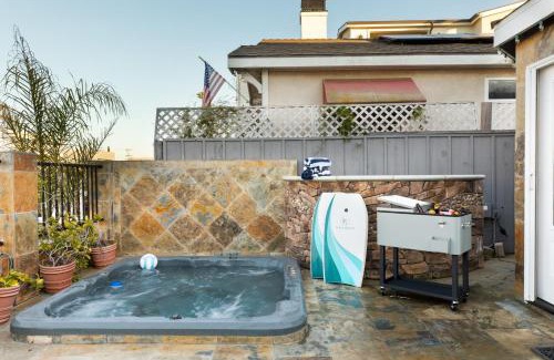 Balboa Peninsula Casa | Sand Castle by AvantStay Beach House on Balboa Peninsula w Patio Hot Tub