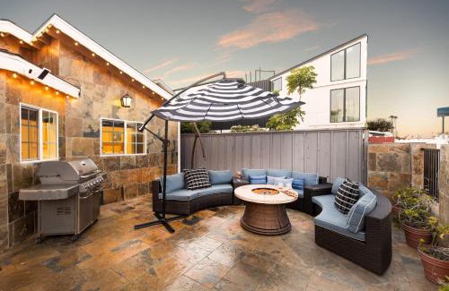 Balboa Peninsula Casa | Sand Castle by AvantStay Beach House on Balboa Peninsula w Patio Hot Tub