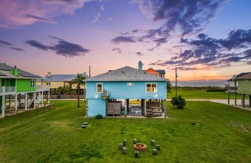 Crystal Beach Casa | Sand Dollar Beachside 3BR Retreat, Ocean Views, Firepit & Pet Friendly