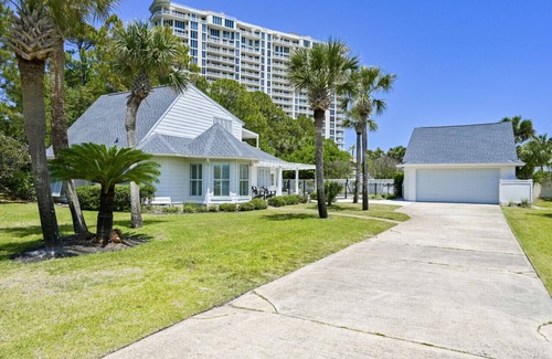 Gulf Pines Casa | Sand Dollar Hideaway 4 Bedroom & 4 Bath Cottage with Guest House