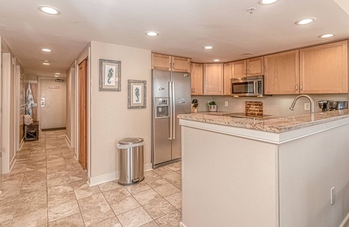 Myrtle Beach Villa | Golden Mile Retreat 3BR Condo con espectaculares vistas al mar! Duerme 8!