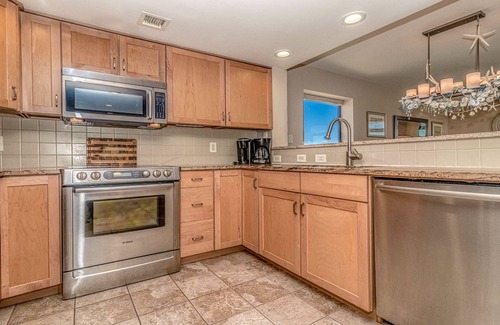 Myrtle Beach Villa | Golden Mile Retreat 3BR Condo con espectaculares vistas al mar! Duerme 8!