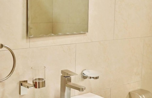 Entebbe Cama Y Desayuno | Sand Grains Residences 008