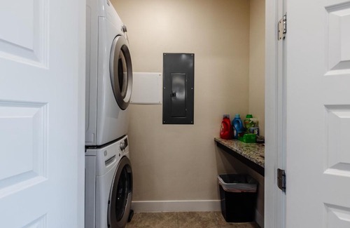 Hurricane Casa | Sand Hollow Condo- Sleeps 8- Right next to pool