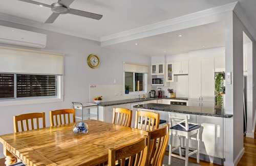Mannering Park Casa | Sand Executive Lakehouse - Absolute Waterfront Holiday Home t Lake Macquarie
