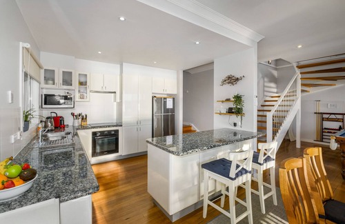 Mannering Park Casa | Sand Executive Lakehouse - Absolute Waterfront Holiday Home t Lake Macquarie