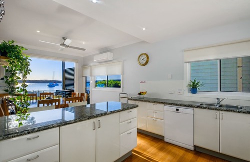 Mannering Park Casa | Sand Executive Lakehouse - Absolute Waterfront Holiday Home t Lake Macquarie