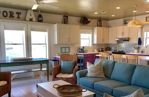 Sand Point Casa | Shore to Please Sand Point ~ Pasos a la playa ~ Piscina comunitaria y jacuzzi ~ Vistas al agua