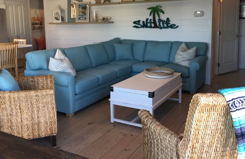 Sand Point Casa | Shore to Please Sand Point ~ Pasos a la playa ~ Piscina comunitaria y jacuzzi ~ Vistas al agua