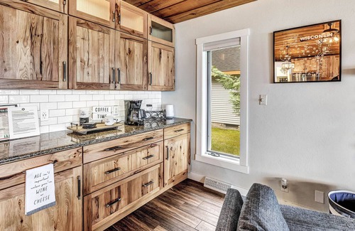 Brazeau Cabaña | Sand Shoreline, Party Garage, Picturesque Sunsets!