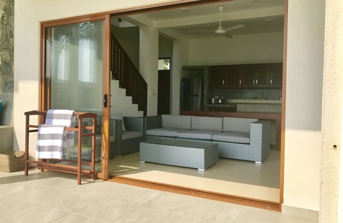 Hikkaduwa Villa | Sand Villa - Nueva piscina privada frente a la playa - Tres habitaciones con baño privado y aire acondicionado