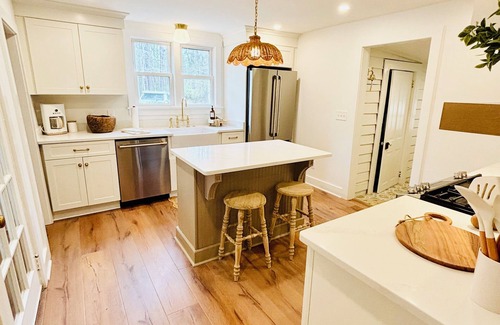 Virginia Beach Casa | Sandbridge Farmhouse… 1 mile to beach~completely updated & restored~New pool