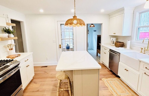 Virginia Beach Casa | Sandbridge Farmhouse… 1 mile to beach~completely updated & restored~New pool
