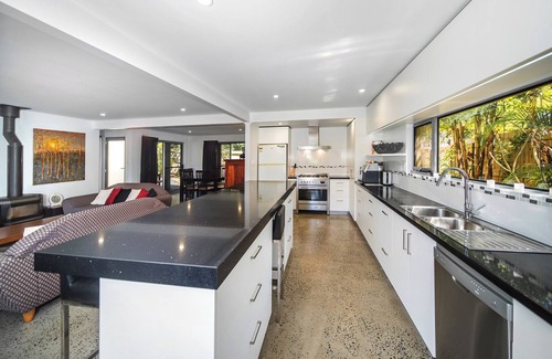 New Brighton Casa | "Sandcastles" is a stunning modern-style beachfront property in New Brighton.