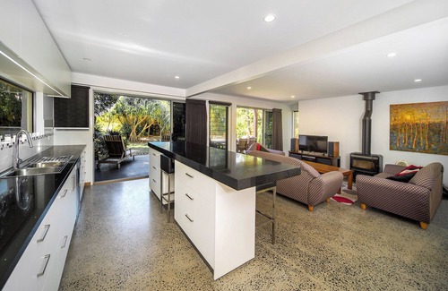 New Brighton Casa | "Sandcastles" is a stunning modern-style beachfront property in New Brighton.