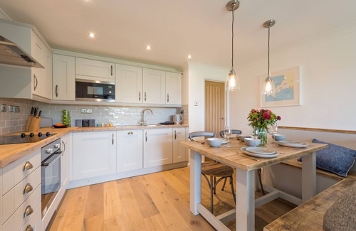 Mawgan Porth Apartamento | Sandcastles offers a delightful two-bedroom self-catering apartment
