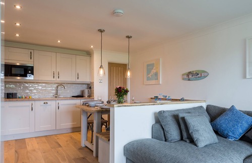 Mawgan Porth Apartamento | Sandcastles offers a delightful two-bedroom self-catering apartment