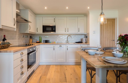Mawgan Porth Apartamento | Sandcastles offers a delightful two-bedroom self-catering apartment