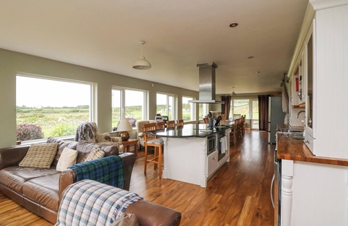 Tacumshane Casa | SANDERLING LODGE, pet friendly in Tacumshane, County Wexford