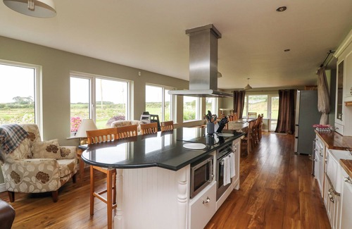 Tacumshane Casa | SANDERLING LODGE, pet friendly in Tacumshane, County Wexford