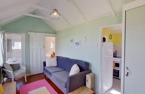 Hayle Chalet De Esquí | Sandford is a charming, traditional beach chalet, with great sea views.