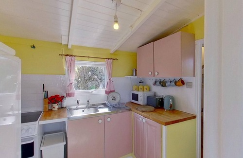 Hayle Chalet De Esquí | Sandford is a charming, traditional beach chalet, with great sea views.