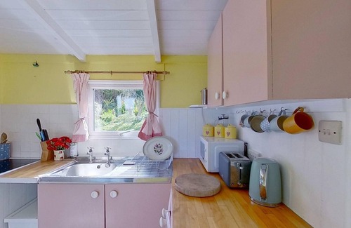 Hayle Chalet De Esquí | Sandford is a charming, traditional beach chalet, with great sea views.