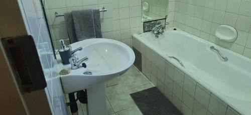 Rooihuiskraal Casa | Sandgrouse Guesthouse