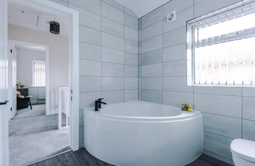 Trafford Casa | Sandileigh House by YourStays - Luxurious 3 Bedroom House in Altrincham